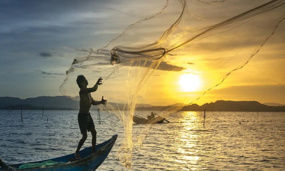 Kehidupan Nelayan Tradisional di Laut Indonesia